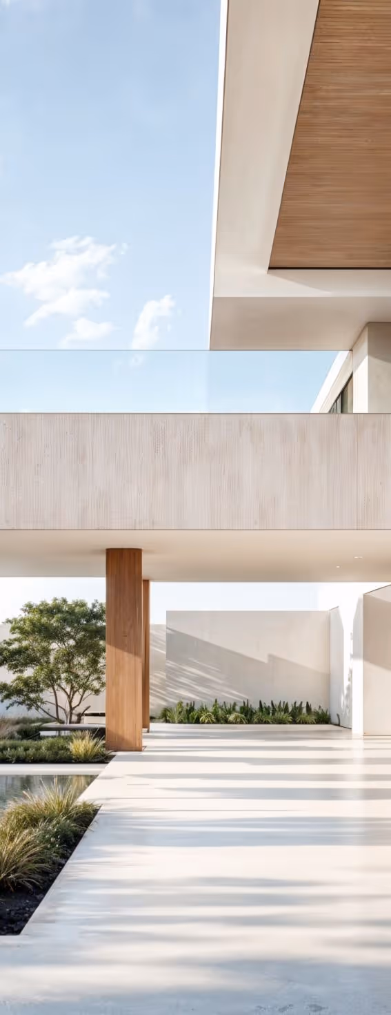 Área externa de casa moderna com colunas de madeira, jardim, e piscina refletindo luz natural.