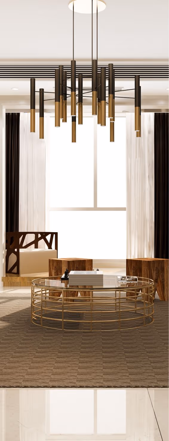 Sala de estar moderna com luminária pendente de tubos pretos e dourados, mesa de centro redonda de vidro com estrutura dourada e detalhes em madeira.