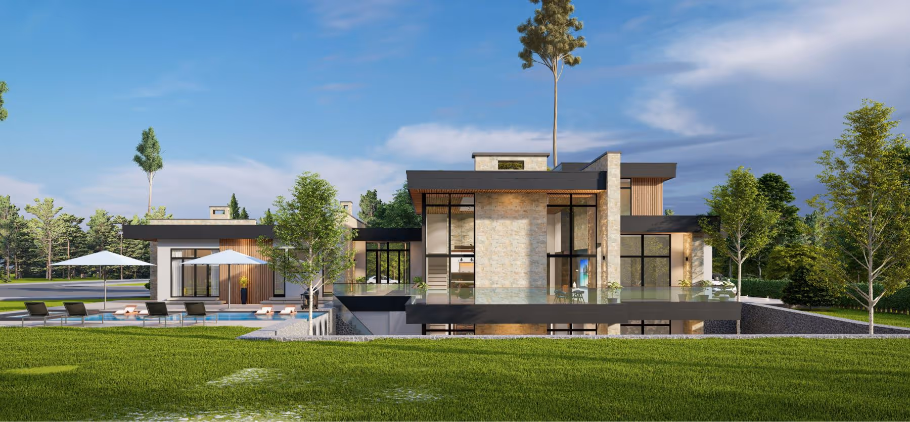 Casa moderna de dois andares com grandes janelas de vidro, piscina, guarda-sóis brancos e cadeiras próximas, cercada por gramado verde e árvores.